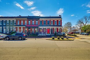 1 Mi to Dtwn: Hot Tub Haven in Richmond!