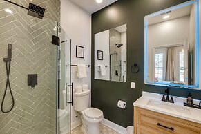 1 Mi to Dtwn: Hot Tub Haven in Richmond!