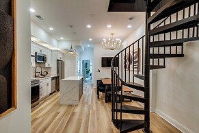 1 Mi to Dtwn: Hot Tub Haven in Richmond!