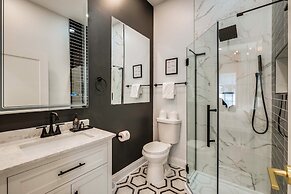 1 Mi to Dtwn: Hot Tub Haven in Richmond!