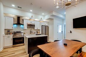 1 Mi to Dtwn: Hot Tub Haven in Richmond!