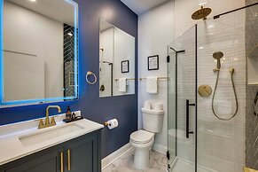 1 Mi to Dtwn: Hot Tub Haven in Richmond!