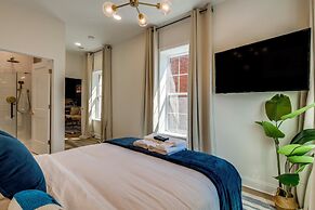 1 Mi to Dtwn: Hot Tub Haven in Richmond!