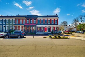 1 Mi to Dtwn: Hot Tub Haven in Richmond!