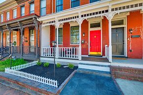 1 Mi to Dtwn: Hot Tub Haven in Richmond!