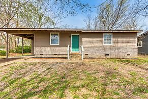 4 Mi to Dtwn: Dog-friendly Fayetteville Home