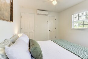 4 Mi to Dtwn: Dog-friendly Fayetteville Home