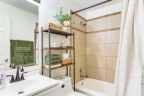 4 Mi to Dtwn: Dog-friendly Fayetteville Home