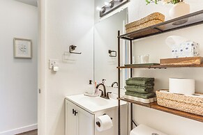 4 Mi to Dtwn: Dog-friendly Fayetteville Home