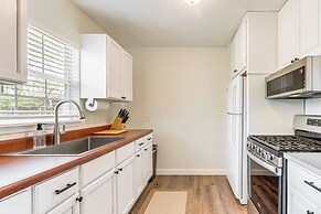 4 Mi to Dtwn: Dog-friendly Fayetteville Home