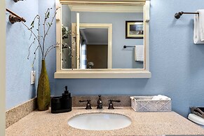 Desert Oasis Cozy Comfort Meets Outdoor Luxury