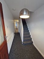 Spacious 3-bed Home -private Garden & Free Parking