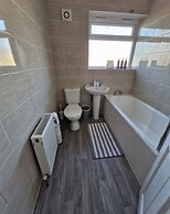 Spacious 3-bed Home -private Garden & Free Parking