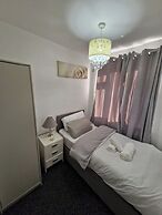 Spacious 3-bed Home -private Garden & Free Parking