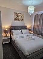 Spacious 3-bed Home -private Garden & Free Parking