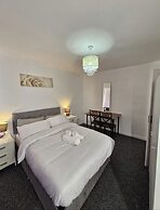 Spacious 3-bed Home -private Garden & Free Parking