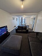 Spacious 3-bed Home -private Garden & Free Parking
