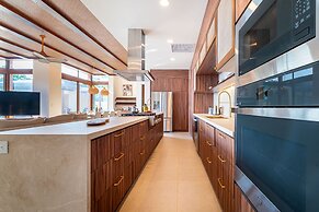 Casa Bella Vina Luxury Villa Near Beach Town