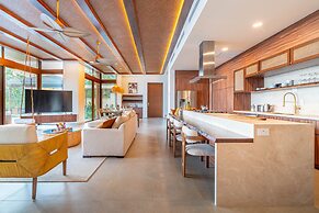 Casa Bella Vina Luxury Villa Near Beach Town