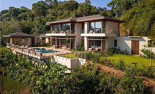 Casa Bella Vina Luxury Villa Near Beach Town