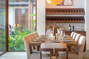 Casa Bella Vina Luxury Villa Near Beach Town