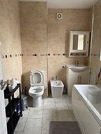 2 Bed Flat - Sleeps 4 - Parking - Wifi