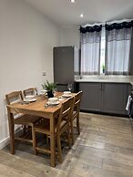 2 Bed Flat - Sleeps 4 - Parking - Wifi