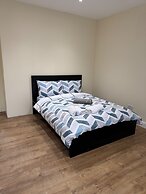 2 Bed Flat - Sleeps 4 - Parking - Wifi