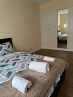 2 Bed Flat - Sleeps 4 - Parking - Wifi
