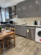 2 Bed Flat - Sleeps 4 - Parking - Wifi