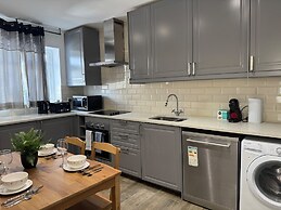 2 Bed Flat - Sleeps 4 - Parking - Wifi