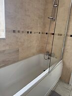2 Bed Flat - Sleeps 4 - Parking - Wifi