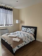 2 Bed Flat - Sleeps 4 - Parking - Wifi