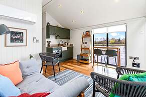 Ondine Houseboat on the Thames - From 160 Per Night