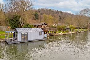 Ondine Houseboat on the Thames - From 160 Per Night