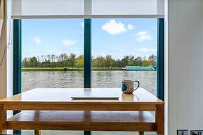 Ondine Houseboat on the Thames - From 160 Per Night