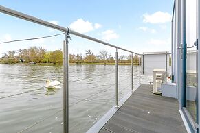 Ondine Houseboat on the Thames - From 160 Per Night