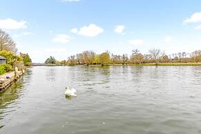 Ondine Houseboat on the Thames - From 160 Per Night
