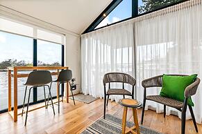 Ondine Houseboat on the Thames - From 160 Per Night