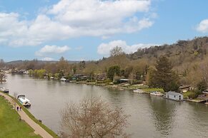 Ondine Houseboat on the Thames - From 160 Per Night