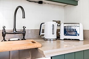 Ondine Houseboat on the Thames - From 160 Per Night