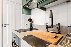 Ondine Houseboat on the Thames - From 160 Per Night