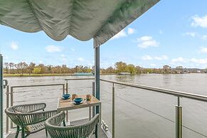 Ondine Houseboat on the Thames - From 160 Per Night