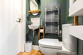 Ondine Houseboat on the Thames - From 160 Per Night