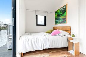 Ondine Houseboat on the Thames - From 160 Per Night