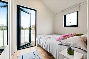 Ondine Houseboat on the Thames - From 160 Per Night
