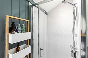 Ondine Houseboat on the Thames - From 160 Per Night