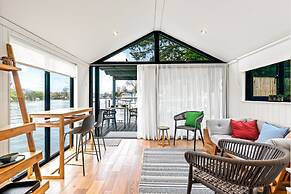 Ondine Houseboat on the Thames - From 160 Per Night