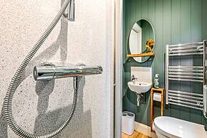 Ondine Houseboat on the Thames - From 160 Per Night