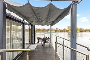 Ondine Houseboat on the Thames - From 160 Per Night